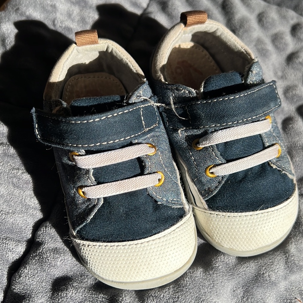 Blue toddler size 6 Canvas lining, rubber outsole. hook-and-loop strap.